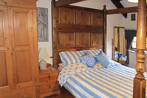 Mill Cottage - king size 4 poster bedroom